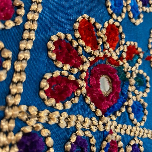 Hand embroidered clutch - Picture 5 of 6